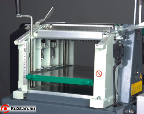 Пружинная подвеска стола. Вал подачи установлен на пружинную подвеску для предотвращения повреждения древесины. фото №5 ADH 260 фото №5